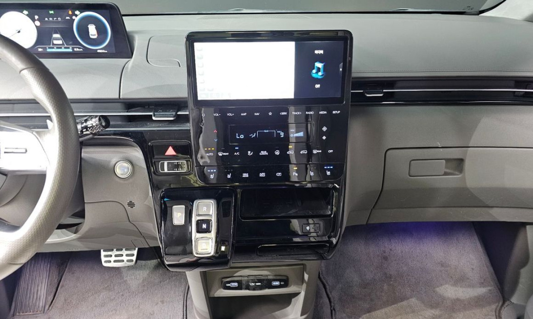 Hyundai Staria 4WD Lounge 9-Seater, 2023