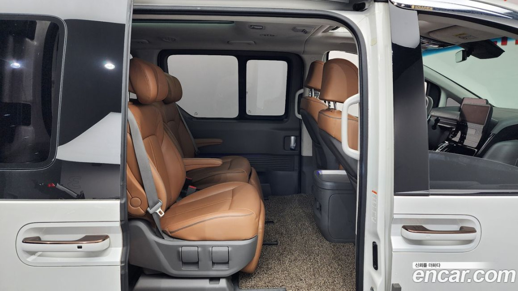 Hyundai Staria 4WD Lounge 7-Seater, 2022