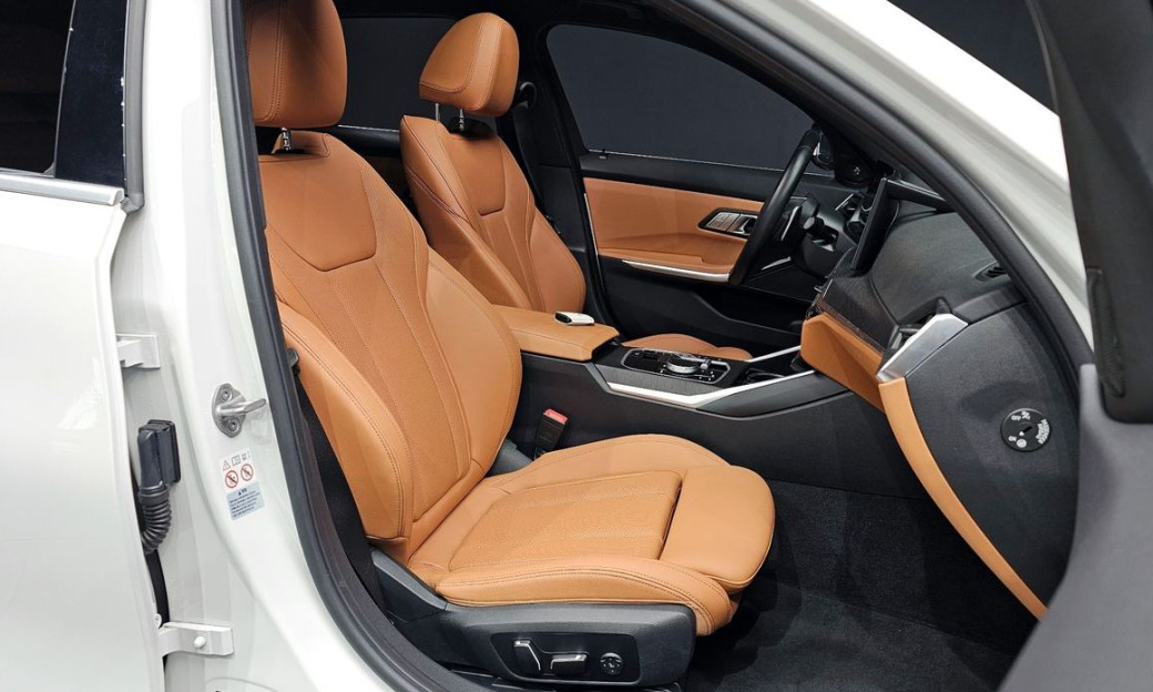 BMW 3-Series 320i Touring, 2024