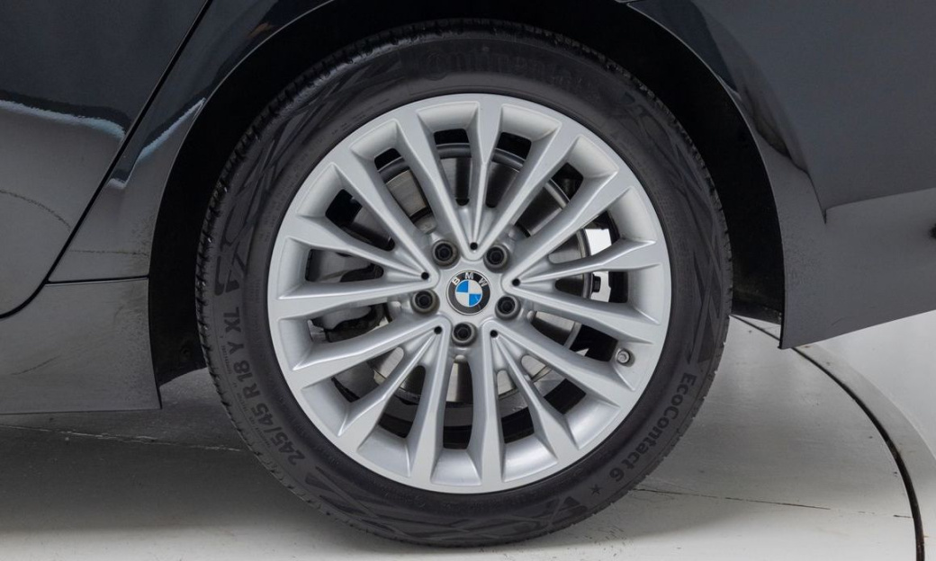 BMW 5-Series 520i Luxury, 2023