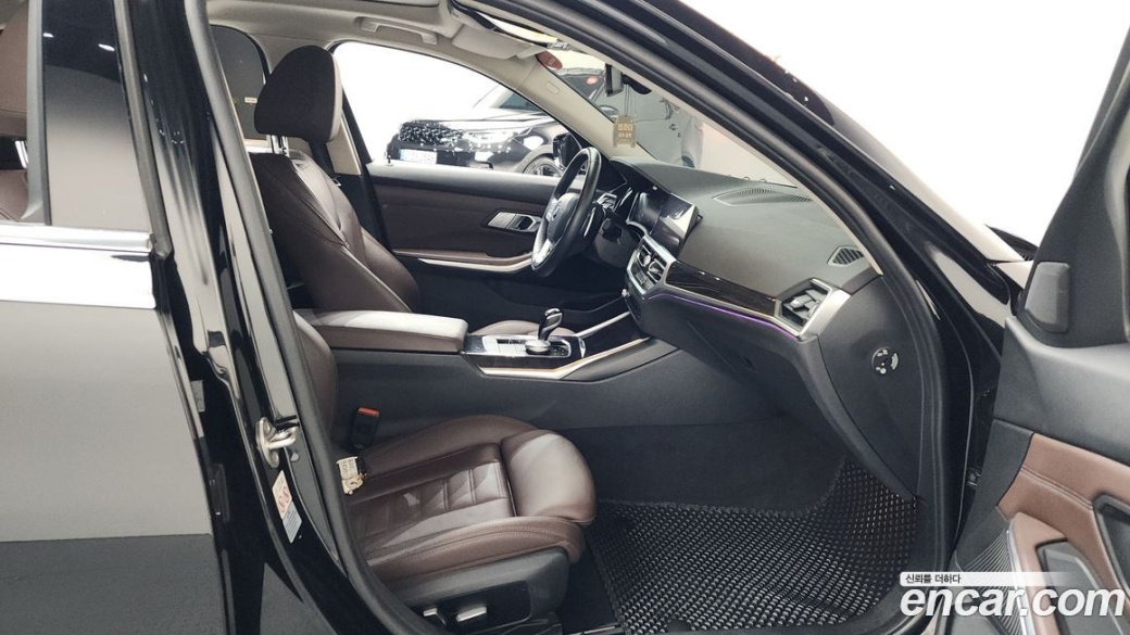 BMW 3-Series 320i Luxury, 2022