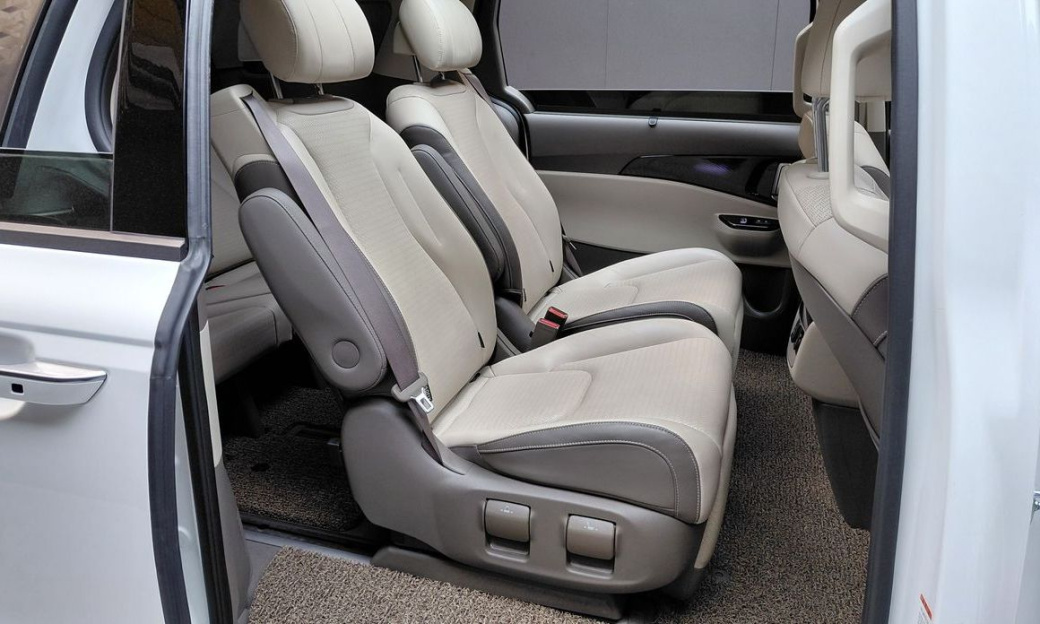 Kia Carnival 7-Seater Signature, 2023