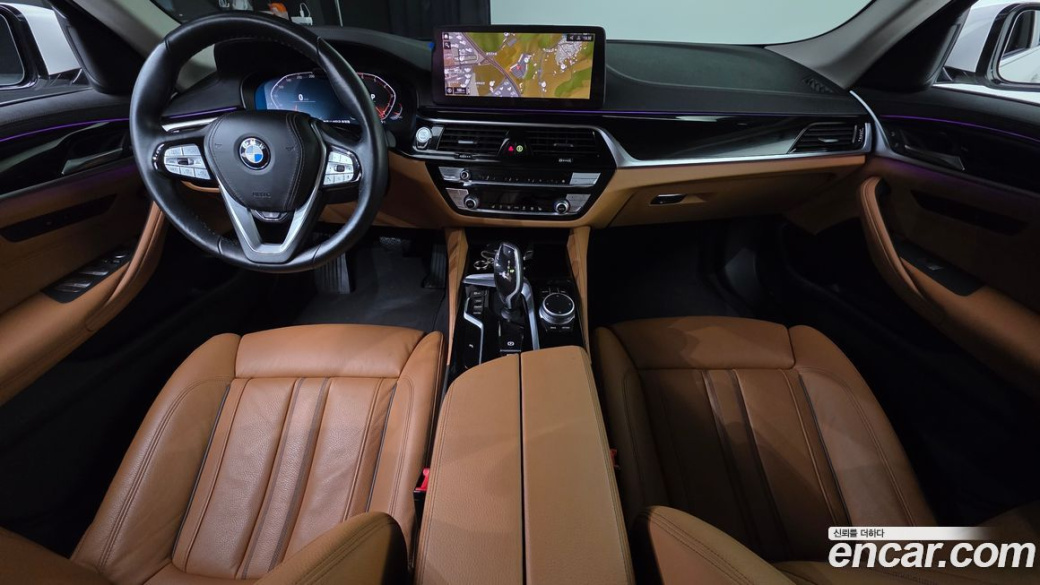 BMW 5-Series 520i Luxury, 2022