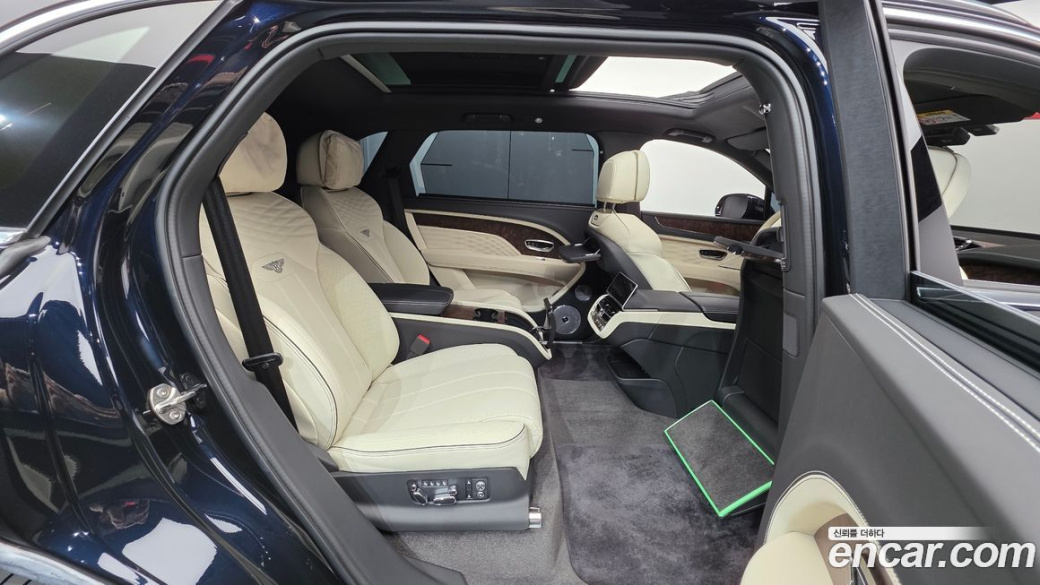 Bentley Bentayga 4.0 V8 EWB First Edition, 2025
