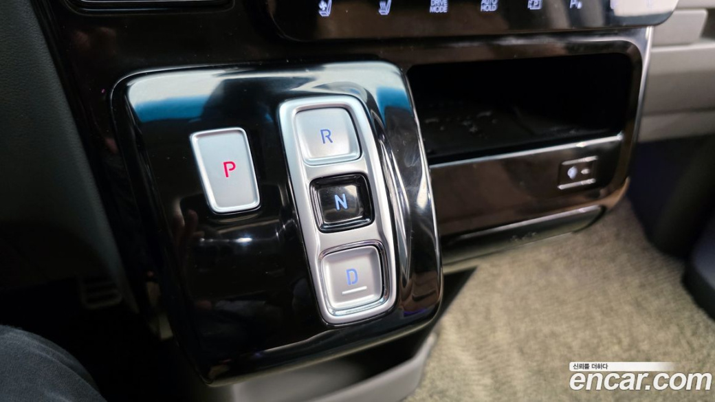 Hyundai Staria 4WD Lounge 7-Seater, 2023