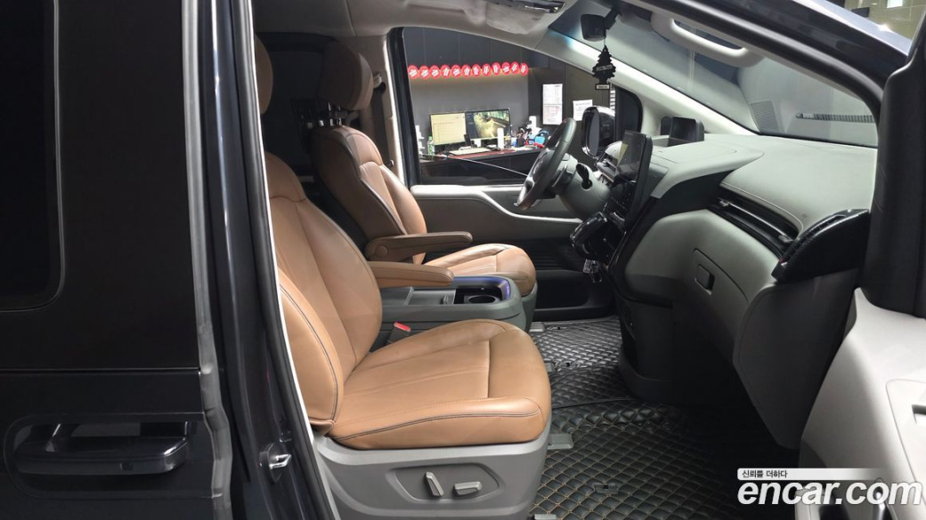 Hyundai Staria Lounge 9-Seater, 2022