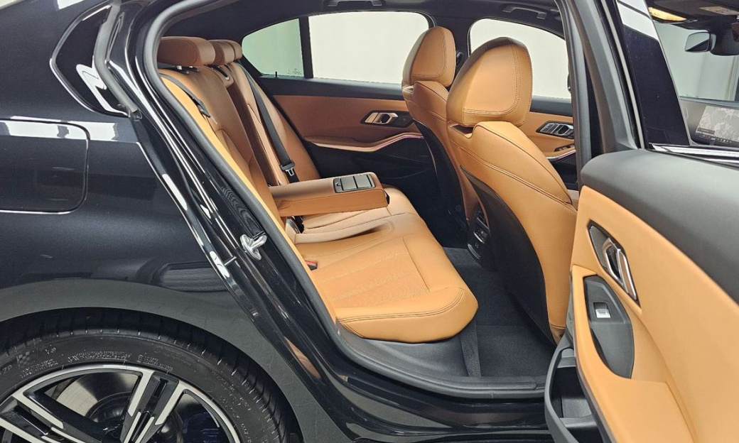 BMW 3-Series 320i M Sport, 2025