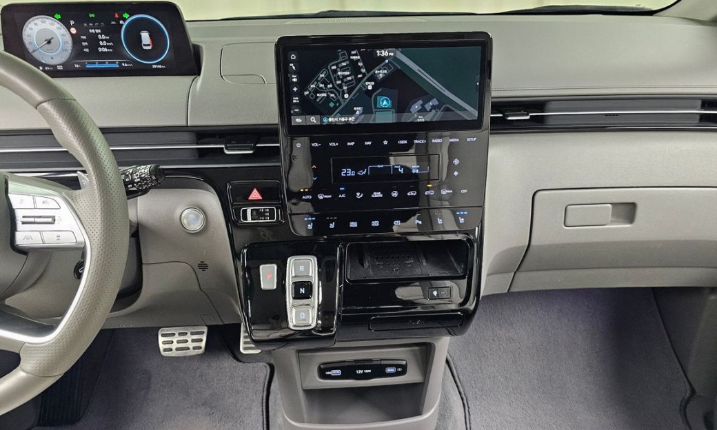 Hyundai Staria 4WD Lounge 7-Seater, 2022