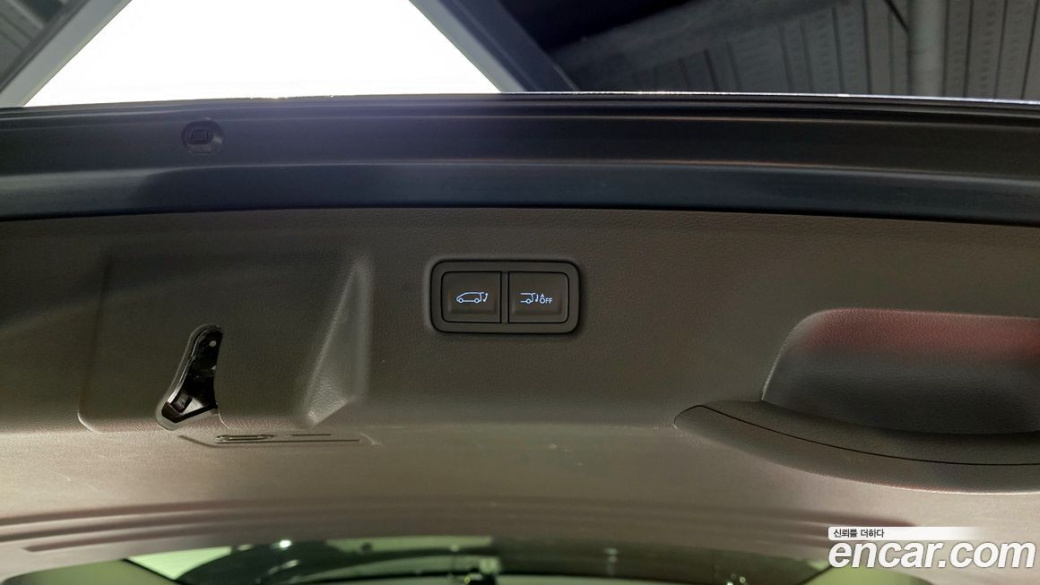 Hyundai Staria 4WD Lounge 9-Seater, 2022