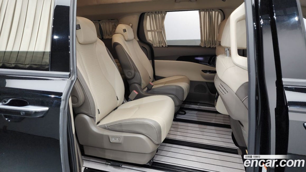 Kia Carnival 9-Seater Hi-Limousine, 2023