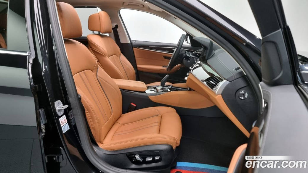 BMW 5-Series 520i Luxury, 2023