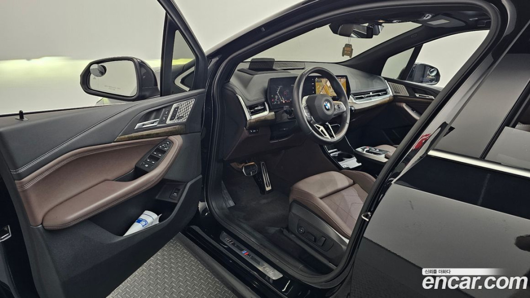 BMW 2-Series 220i M Sport, 2023