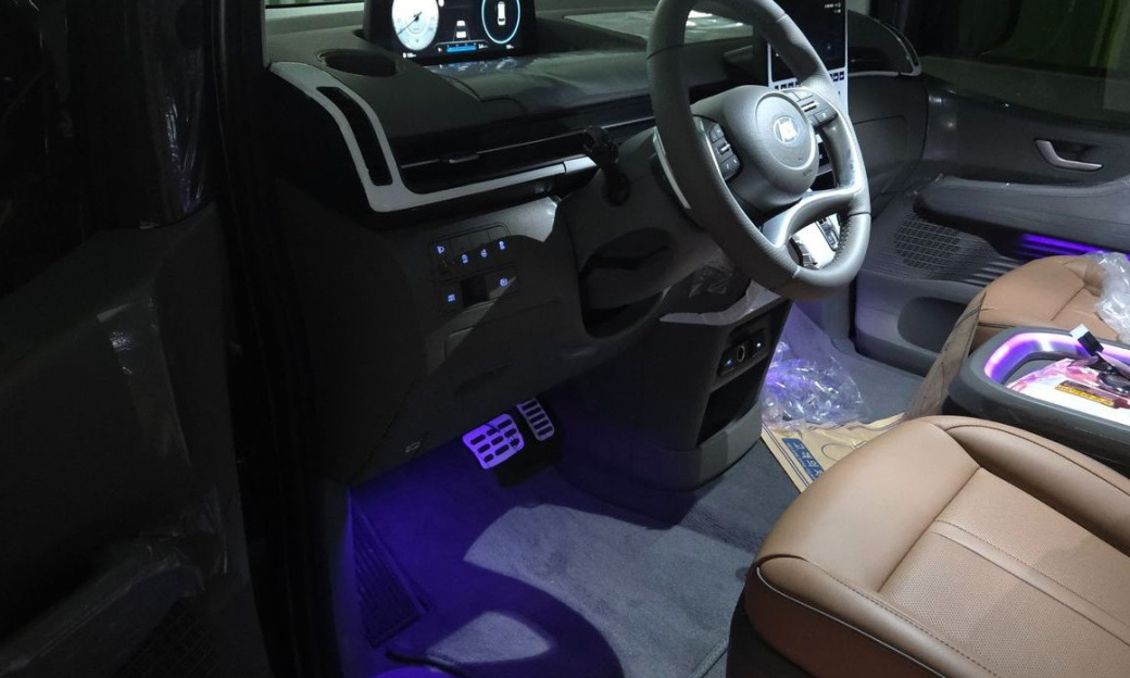 Hyundai Staria 4WD Lounge 7-Seater, 2025