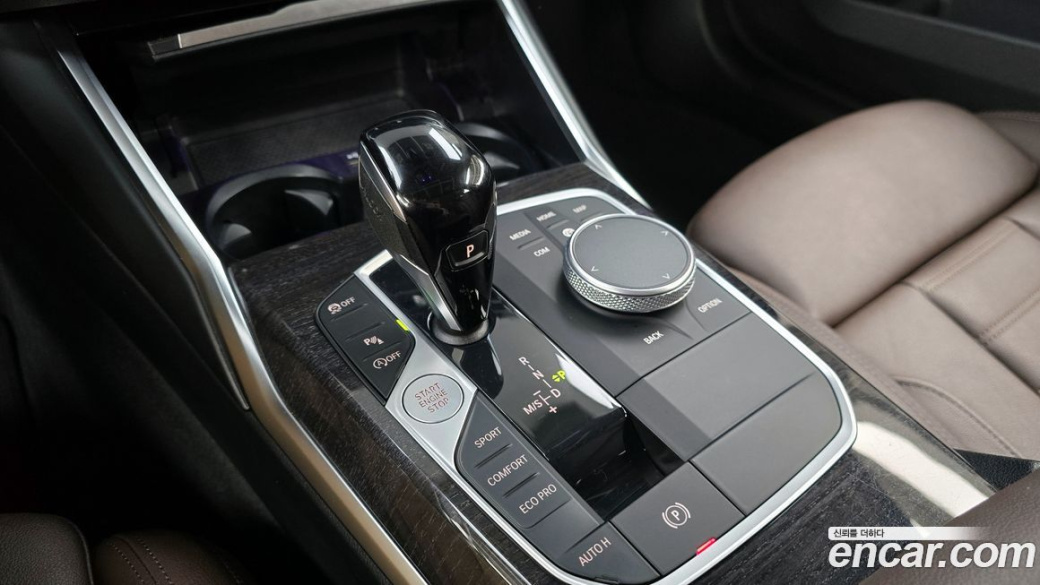 BMW 3-Series 320i Luxury, 2022