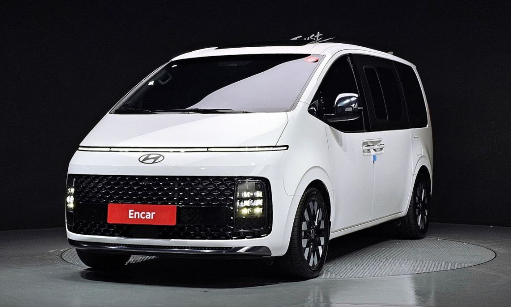 Hyundai Staria 4WD Lounge 9-Seater, 2025