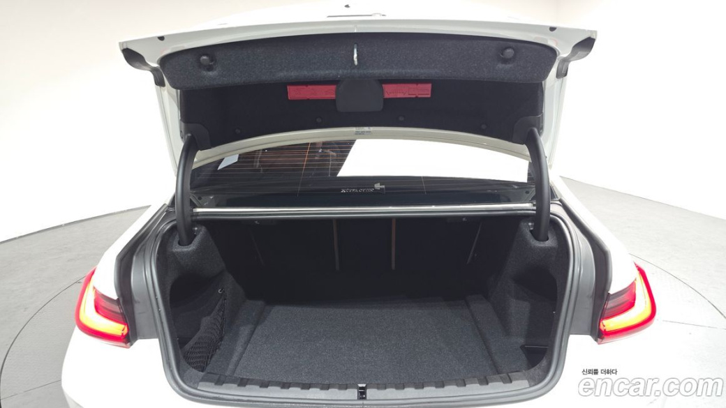BMW 3-Series 320i, 2023