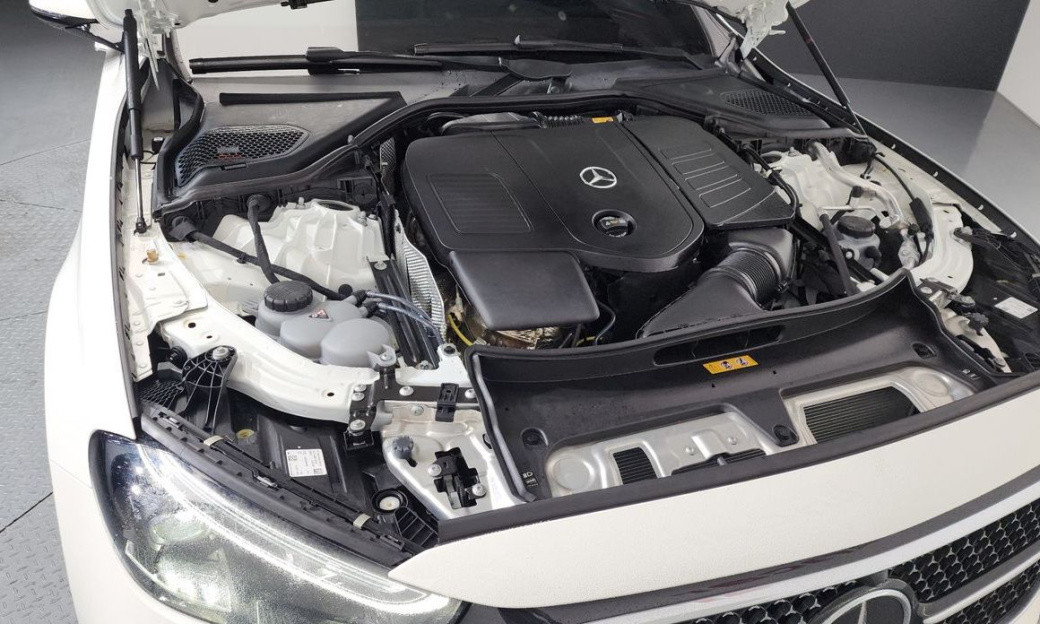 Mercedes-Benz E-Class E300 4MATIC AMG Line, 2024