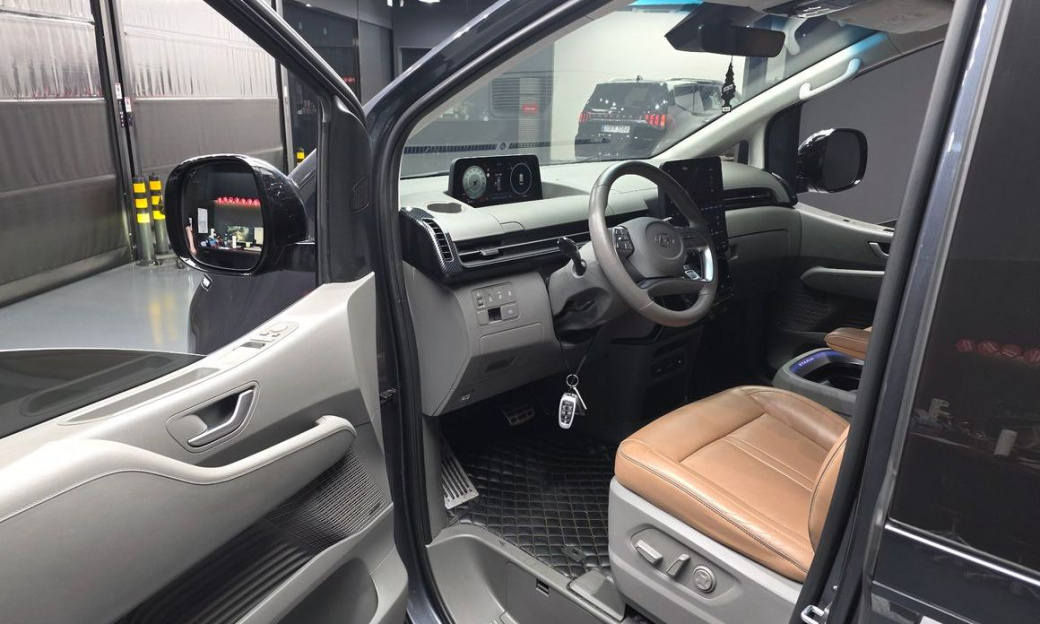 Hyundai Staria Lounge 9-Seater, 2022