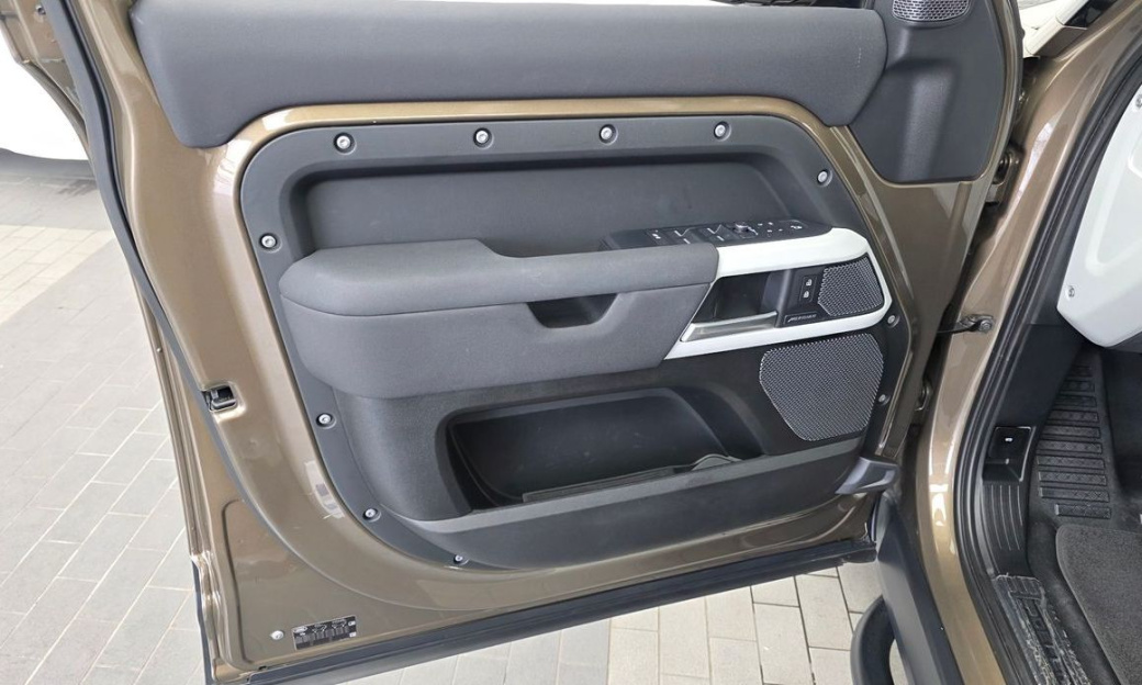 Land Rover Defender 110 D250 SE, 2022