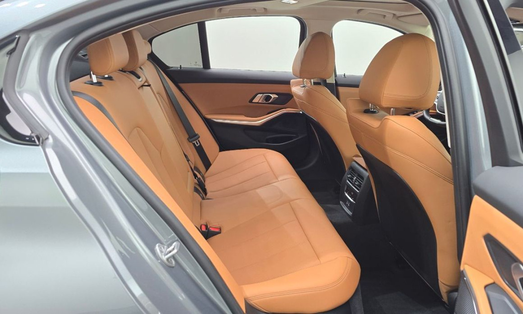 BMW 3-Series 320i, 2025