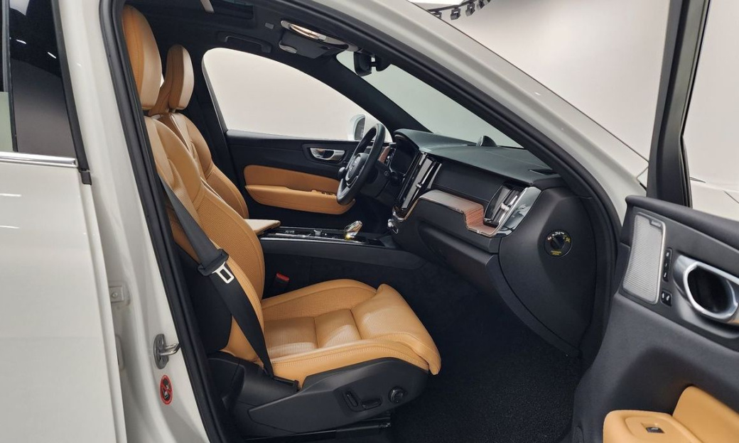 Volvo XC60 B5 Ultimate Bright, 2024