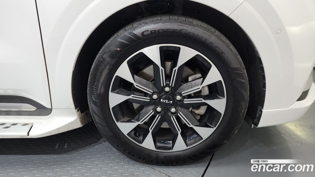 Kia Carnival 9-Seater Hi-Limousine, 2023