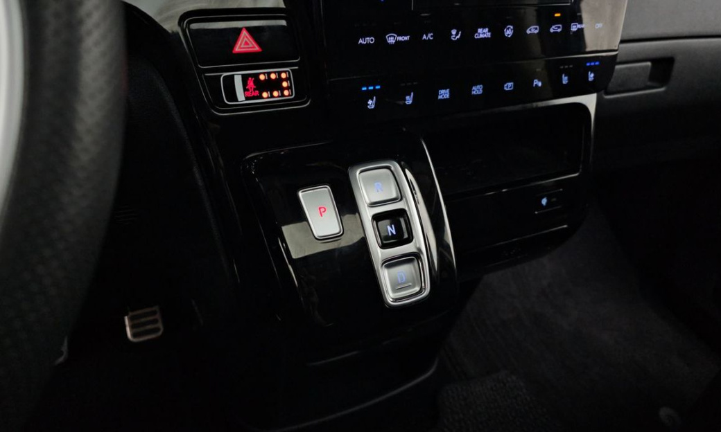 Hyundai Staria 4WD Lounge 9-Seater, 2025