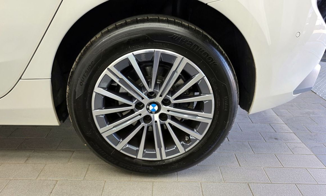 BMW 2-Series 220i Luxury, 2024
