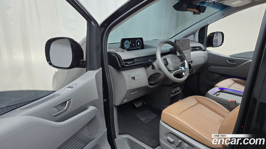 Hyundai Staria Lounge 9-Seater, 2025
