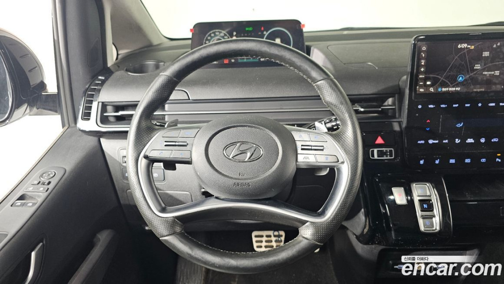 Hyundai Staria 4WD Lounge 7-Seater, 2022