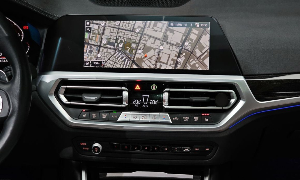 BMW 3-Series 320i Luxury, 2022