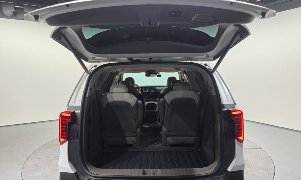 Kia Carnival 9-Seater Signature, 2024