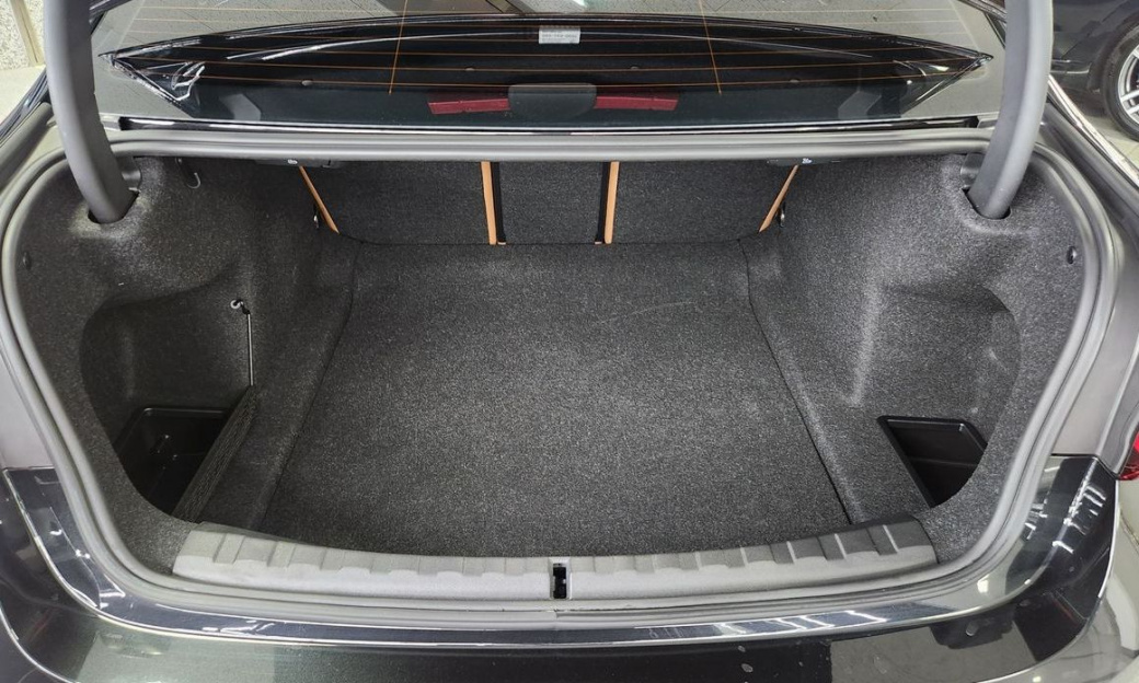 BMW 3-Series 320i, 2025