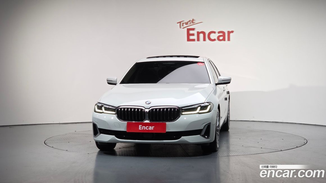 BMW 5-Series 520i Luxury, 2022