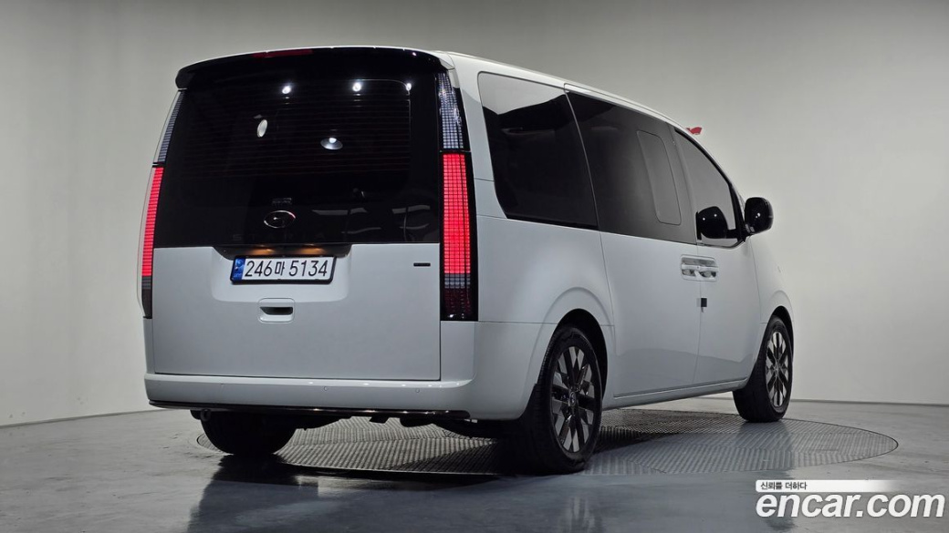 Hyundai Staria 4WD Lounge 9-Seater, 2023