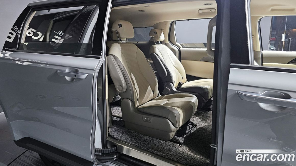 Kia Carnival 9-Seater Gravity, 2025