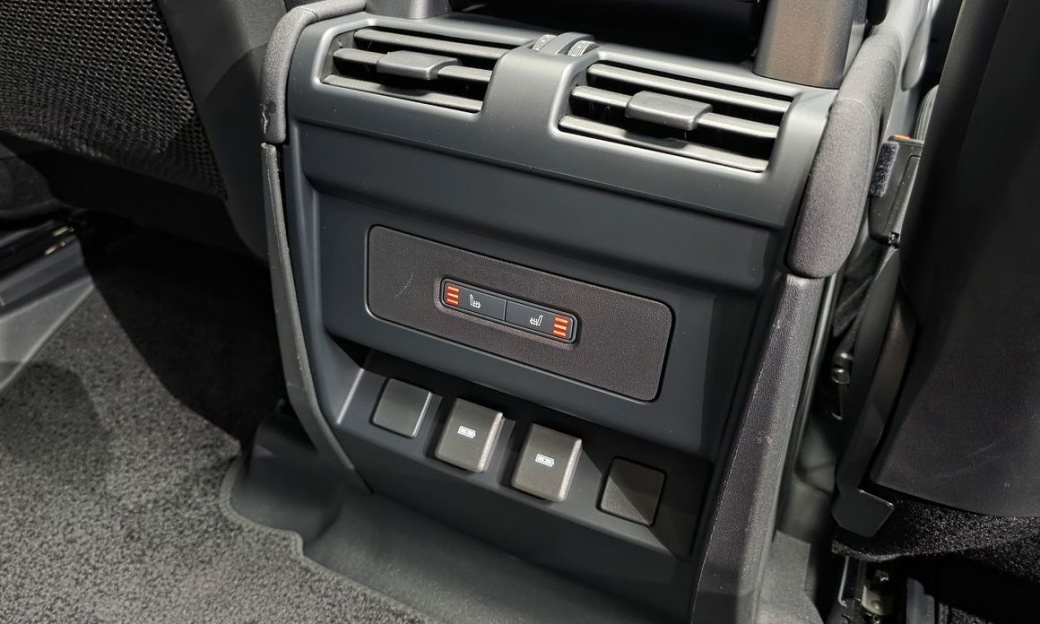 Land Rover Defender 110 D250 SE, 2023
