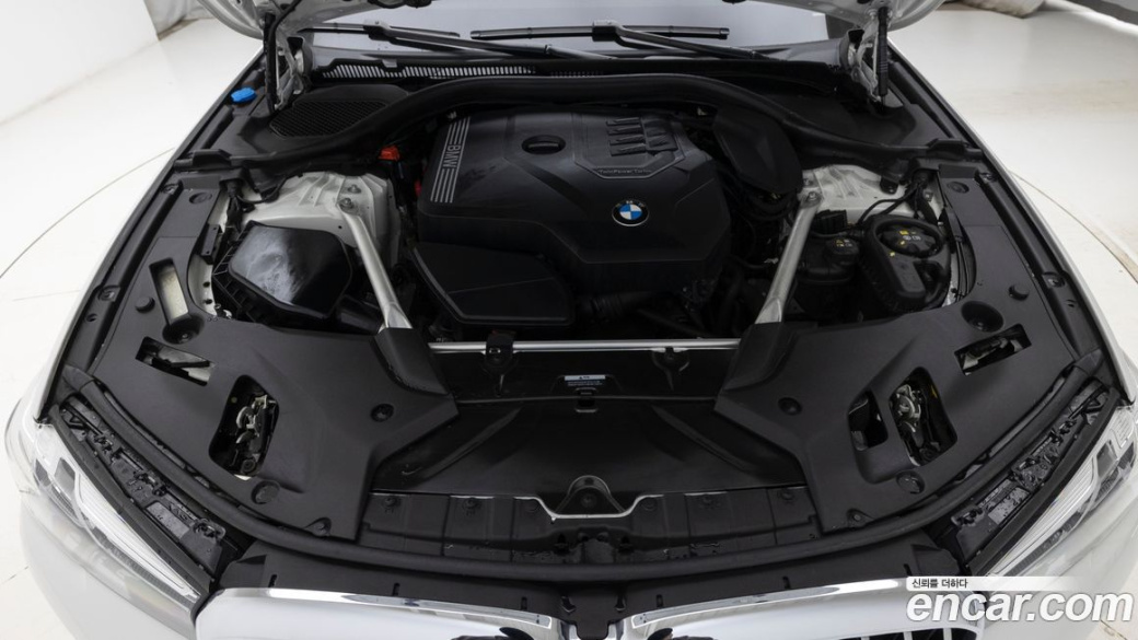 BMW 5-Series 530i Luxury, 2023