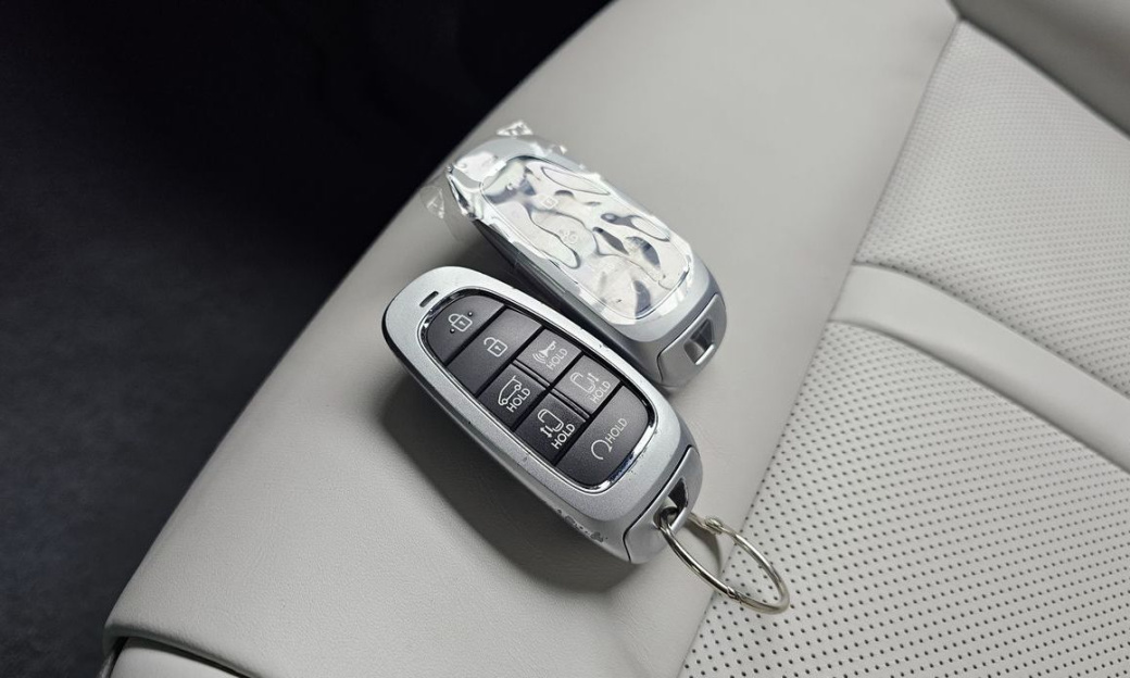 Hyundai Staria 4WD Lounge 7-Seater, 2022