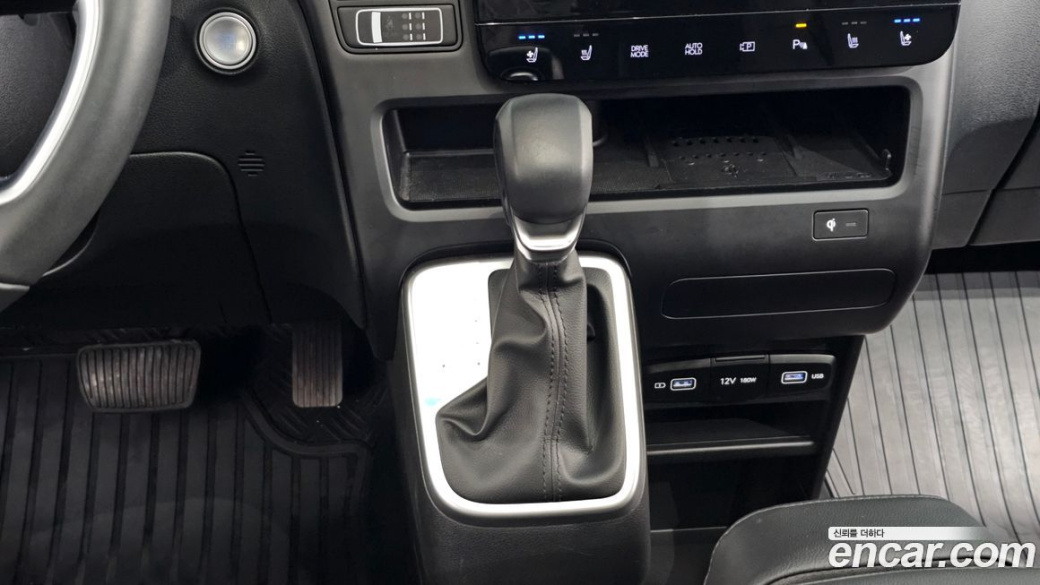 Hyundai Staria 4WD Tourer 9-Seater, 2023