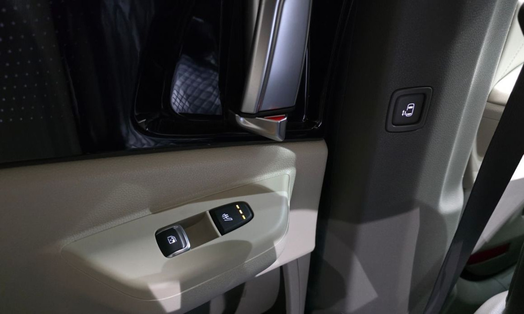 Kia Carnival 9-Seater Signature, 2024