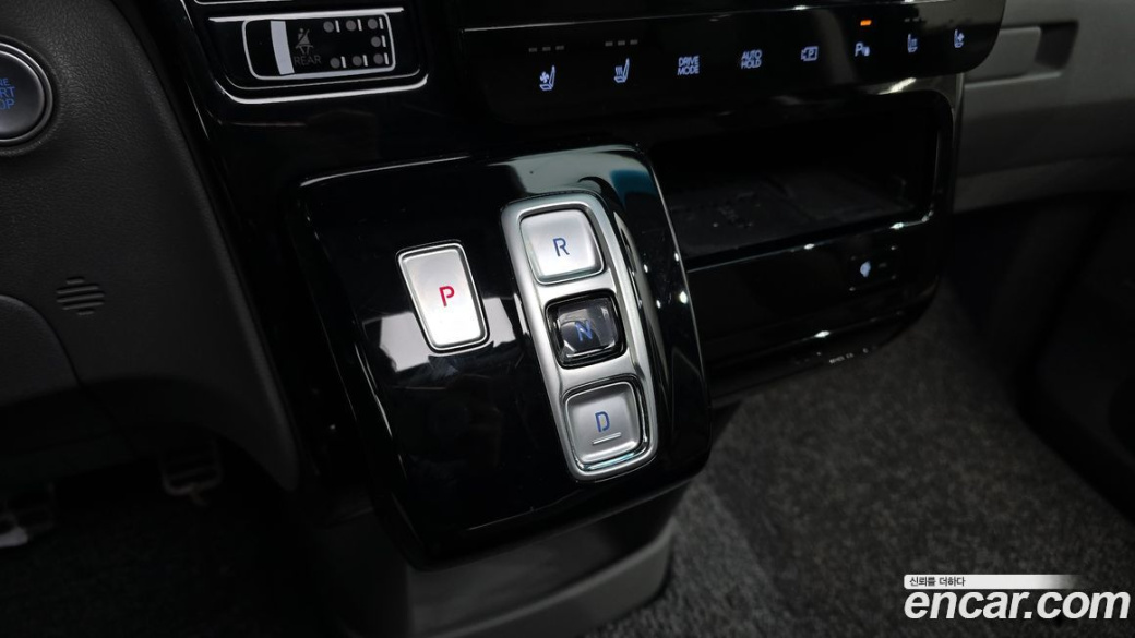 Hyundai Staria Lounge 9-Seater, 2022
