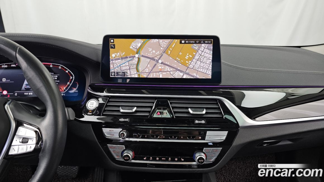 BMW 5-Series 520i Luxury, 2022