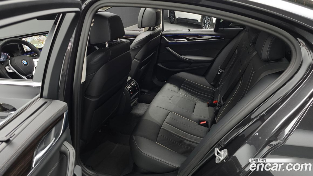 BMW 5-Series 520i Luxury, 2023