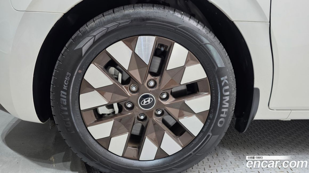 Hyundai Staria 4WD Lounge 7-Seater, 2024