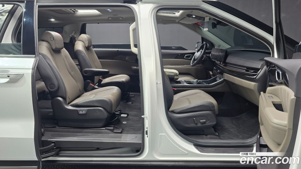 Kia Carnival 9-Seater Signature, 2024