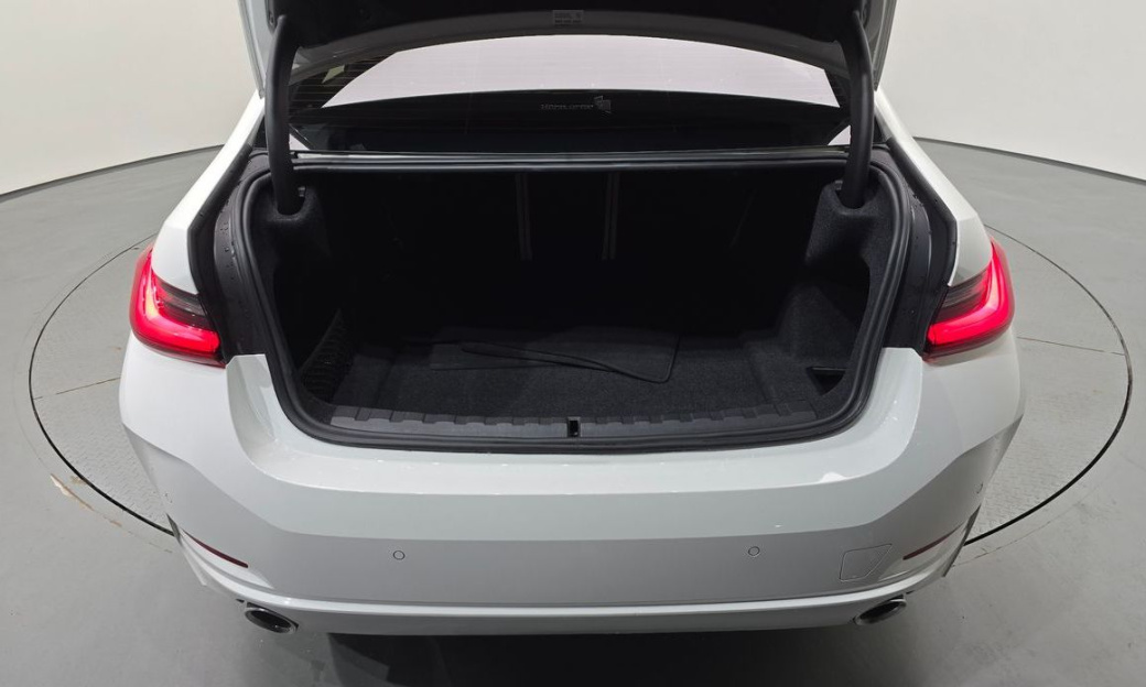 BMW 3-Series 320i, 2024