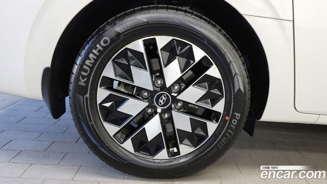 Hyundai Staria 4WD Lounge 9-Seater, 2022