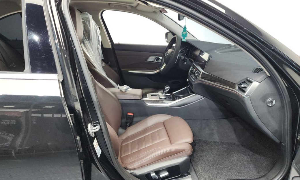 BMW 3-Series 320i Luxury, 2022