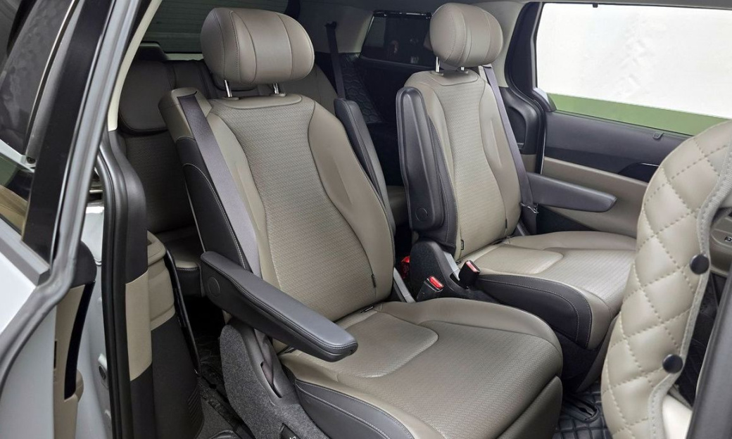 Kia Carnival 7-Seater Gravity, 2025